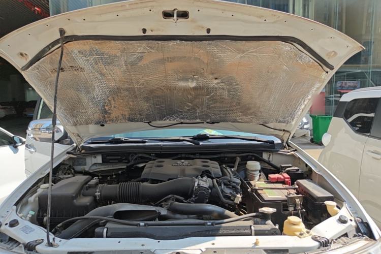 Used Mitsubishi Pajero Sport 2013 3.0L Automatic 4x4 Flagship Edition Engine Bay