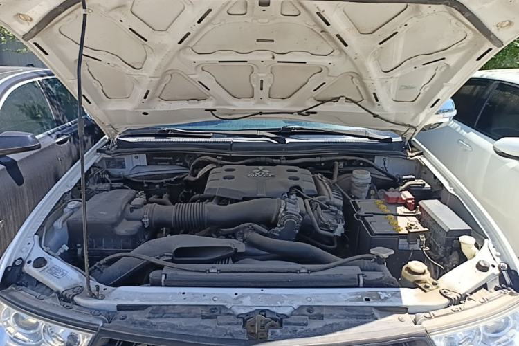 Used Mitsubishi Pajero Sport 2013 3.0L Automatic 4x4 Executive Edition Engine Bay