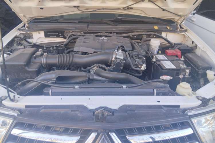 Used Mitsubishi Pajero Sport 2013 3.0L Automatic 4x4 Flagship Edition Engine Bay