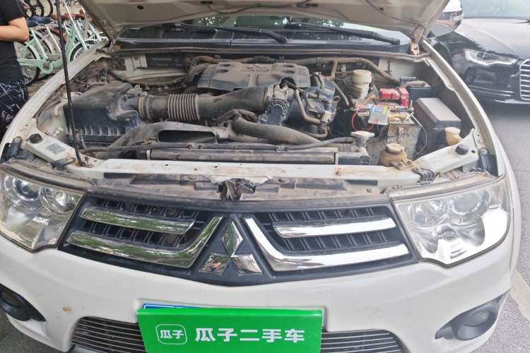 Used Mitsubishi Pajero Sport 2013 3.0L Automatic 4x4 Flagship Edition Engine Bay