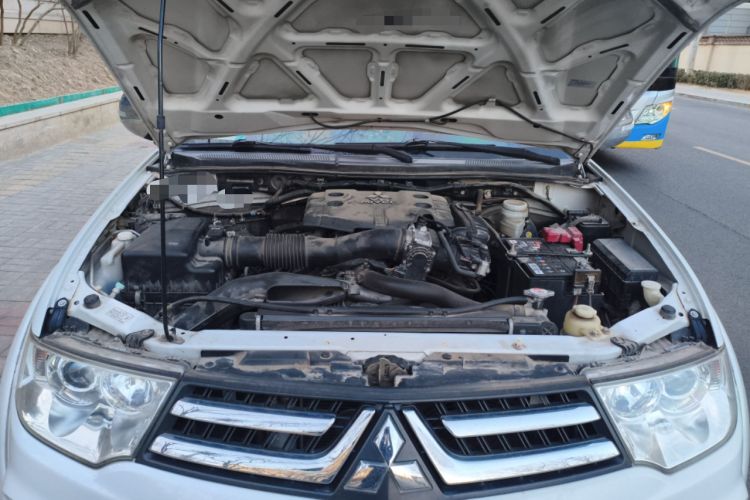 Used Mitsubishi Pajero Sport 2013 3.0L Automatic 4x4 Flagship Edition Engine Bay