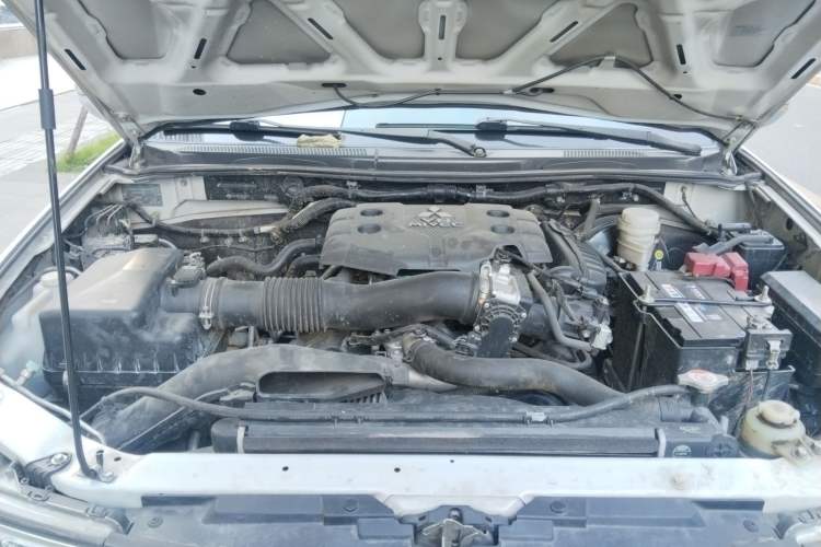 Used Mitsubishi Pajero Sport 2013 3.0L Automatic 4x4 Flagship Edition Engine Bay