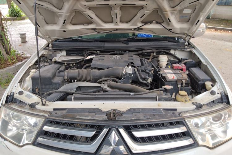 Used Mitsubishi Pajero Sport 2013 3.0L Automatic 4x4 Flagship Edition Engine Bay
