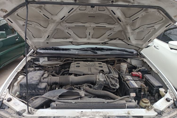 Used Mitsubishi Pajero Sport 2013 3.0L Automatic 4x4 Executive Edition Engine Bay
