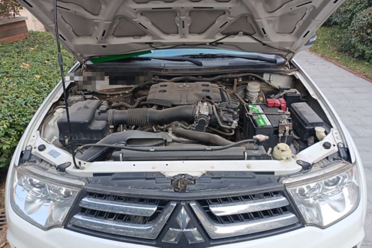 Used Mitsubishi Pajero Sport 2013 3.0L Automatic 4x4 Executive Edition Engine Bay