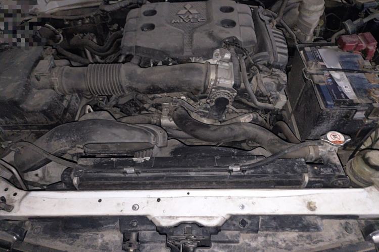 Used Mitsubishi Pajero Sport 2013 3.0L Automatic 4x4 Flagship Edition Engine Bay