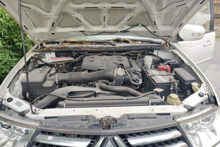 Used Mitsubishi Pajero Sport 2013 3.0L Automatic Two-Wheel Drive Luxury Edition Engine Bay