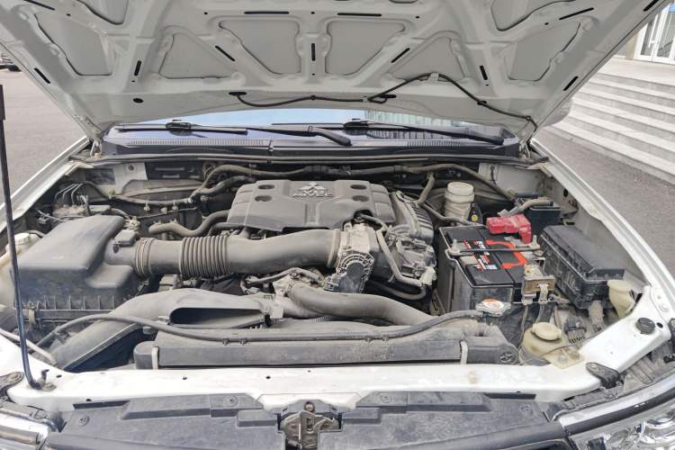 Used Mitsubishi Pajero Sport 2013 3.0L Automatic 4x4 Flagship Edition Engine Bay