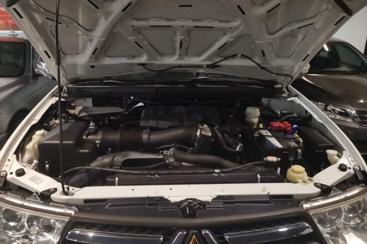 Used Mitsubishi Pajero Sport 2013 3.0L Automatic 4x4 Flagship Edition Engine Bay