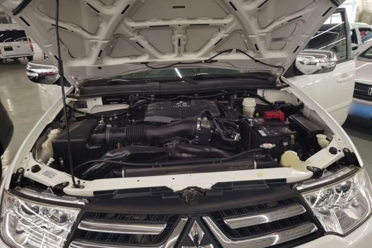 Used Mitsubishi Pajero Sport 2013 3.0L Automatic Two-Wheel Drive Luxury Edition Engine Bay