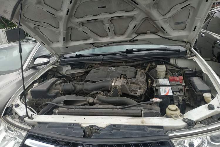 Used Mitsubishi Pajero Sport 2013 3.0L Automatic Two-Wheel Drive Luxury Edition Engine Bay