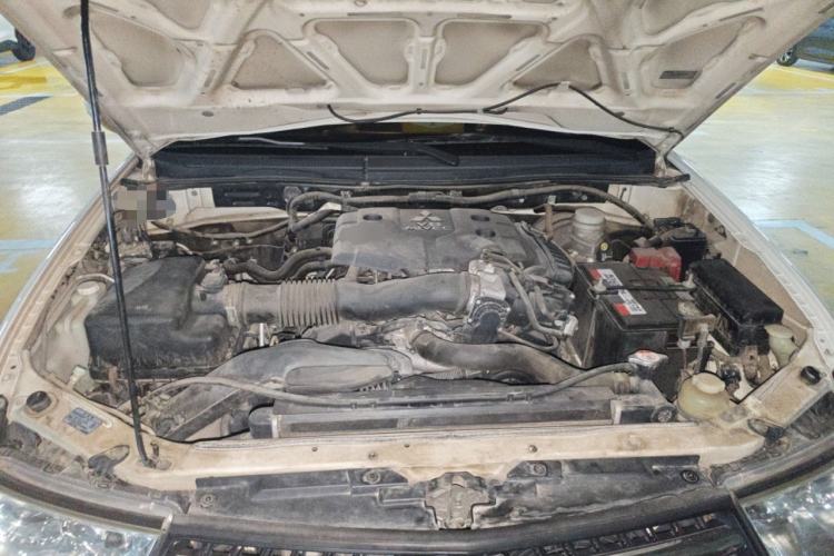 Used Mitsubishi Pajero Sport 2013 3.0L Automatic 4x4 Flagship Edition Engine Bay
