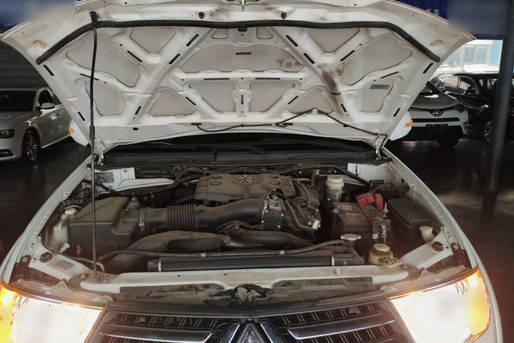 Used Mitsubishi Pajero Sport 2013 3.0L Automatic Two-Wheel Drive Luxury Edition Engine Bay