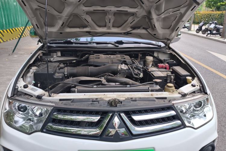 Used Mitsubishi Pajero Sport 2013 3.0L Automatic 4x4 Flagship Edition Engine Bay