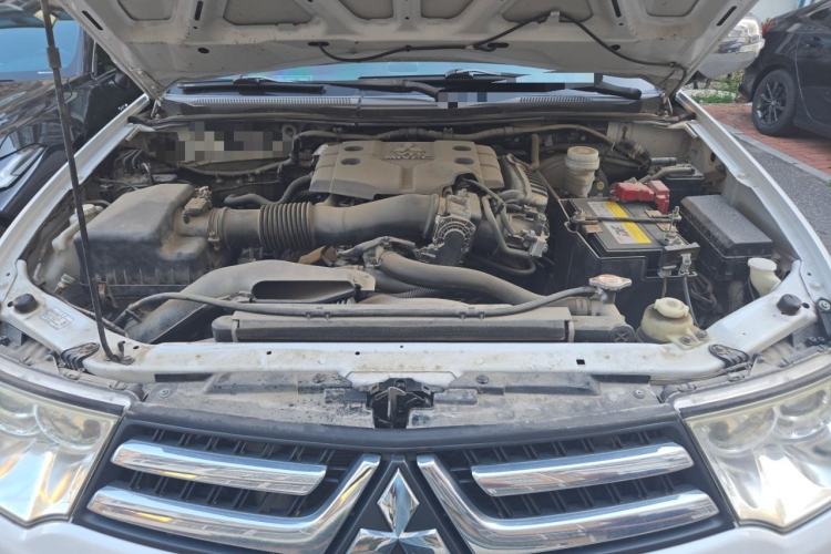 Used Mitsubishi Pajero Sport 2013 3.0L Automatic 4x4 Executive Edition Engine Bay