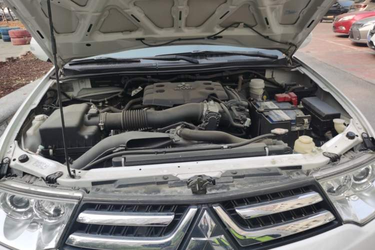 Used Mitsubishi Pajero Sport 2013 3.0L Automatic Two-Wheel Drive Luxury Edition Engine Bay