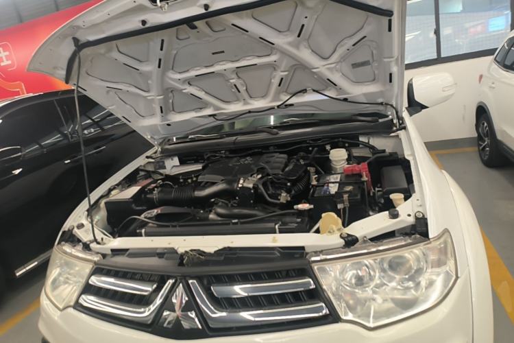 Used Mitsubishi Pajero Sport 2013 3.0L Automatic Two-Wheel Drive Luxury Edition Engine Bay