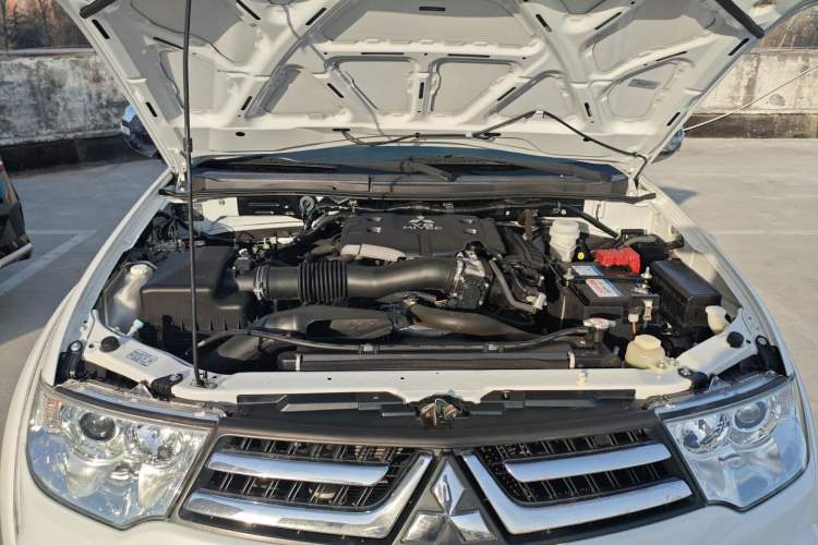 Used Mitsubishi Pajero Sport 2013 3.0L Automatic 4x4 Flagship Edition Engine Bay