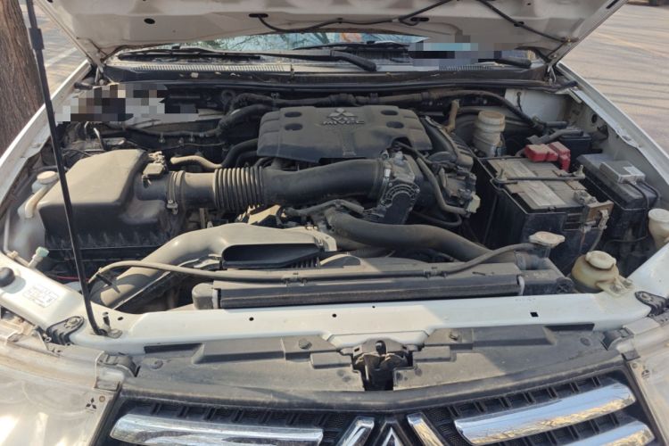 Used Mitsubishi Pajero Sport 2013 3.0L Automatic 4x4 Executive Edition Engine Bay