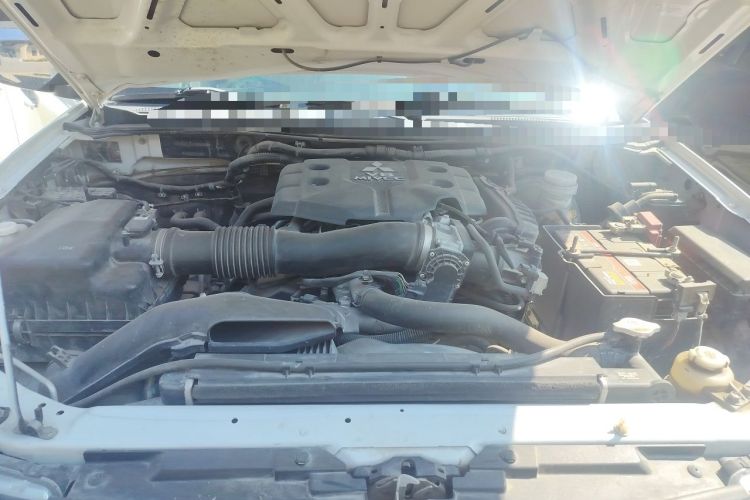 Used Mitsubishi Pajero Sport 2013 3.0L Automatic 4x4 Flagship Edition Engine Bay