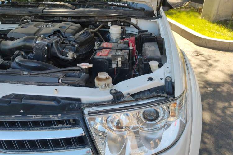 Used Mitsubishi Pajero Sport 2013 3.0L Automatic 4x4 Executive Edition Engine Bay Left