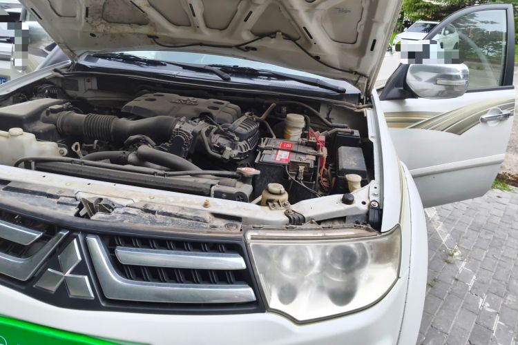 Used Mitsubishi Pajero Sport 2013 3.0L Automatic 4x4 Executive Edition Engine Bay Left