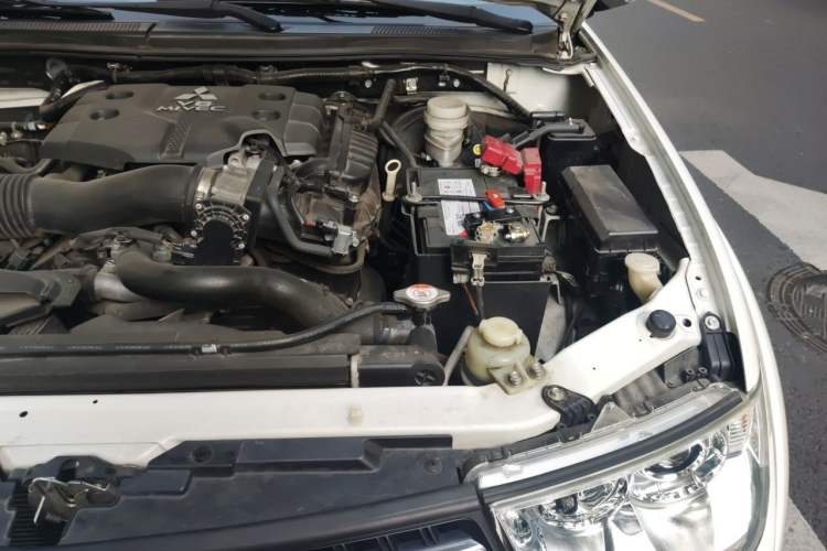 Used Mitsubishi Pajero Sport 2013 3.0L Automatic 4x4 Flagship Edition Engine Bay Left