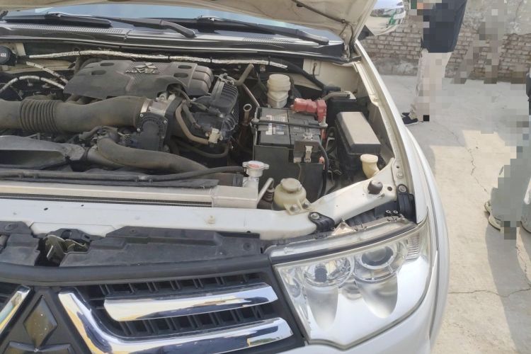 Used Mitsubishi Pajero Sport 2013 3.0L Automatic 4x4 Flagship Edition Engine Bay Left