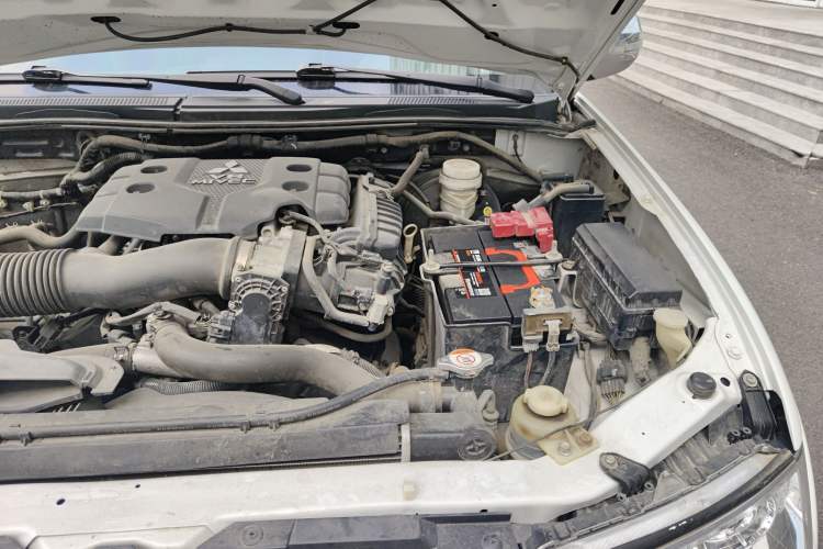 Used Mitsubishi Pajero Sport 2013 3.0L Automatic 4x4 Flagship Edition Engine Bay Left