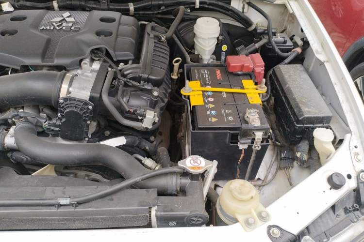Used Mitsubishi Pajero Sport 2013 3.0L Automatic 4x4 Executive Edition Engine Bay Left