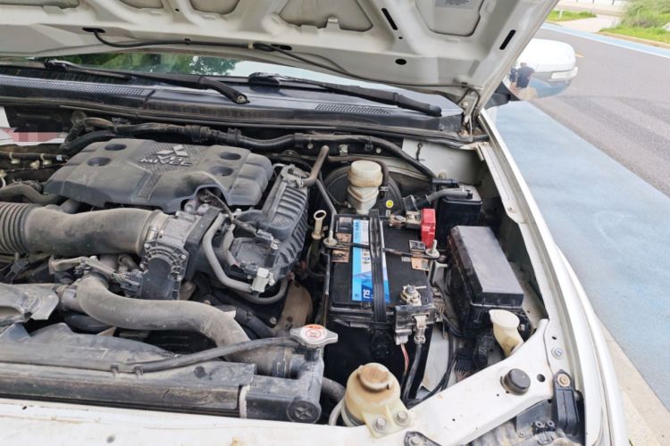 Used Mitsubishi Pajero Sport 2013 3.0L Automatic 4x4 Flagship Edition Engine Bay Left