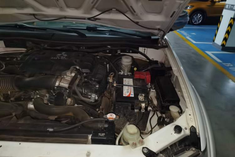 Used Mitsubishi Pajero Sport 2013 3.0L Automatic 4x4 Executive Edition Engine Bay Left