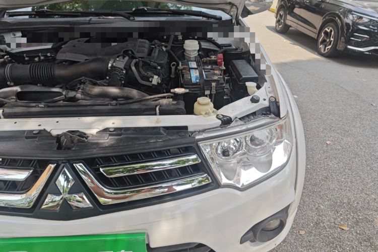 Used Mitsubishi Pajero Sport 2013 3.0L Automatic 4x4 Flagship Edition Engine Bay Left