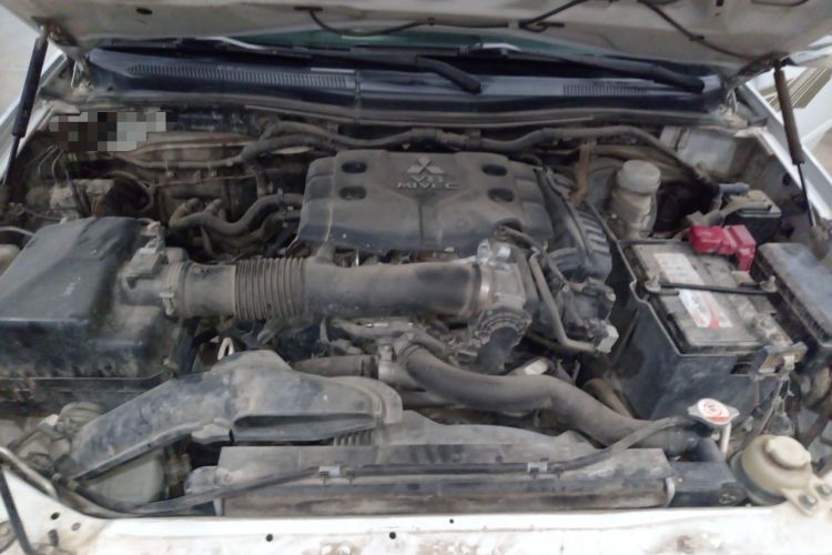 Used Mitsubishi Pajero Sport 2013 3.0L Automatic 4x4 Flagship Edition Engine Bay