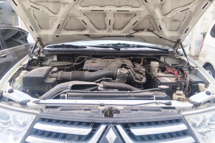 Used Mitsubishi Pajero Sport 2013 3.0L Automatic 4x4 Executive Edition Engine Bay