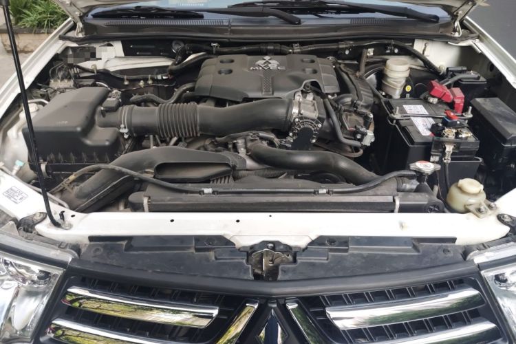 Used Mitsubishi Pajero Sport 2013 3.0L Automatic 4x4 Flagship Edition Engine Bay