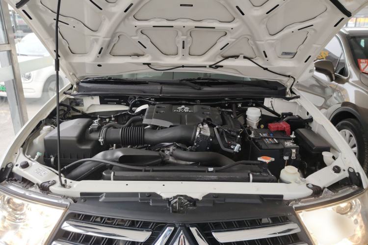 Used Mitsubishi Pajero Sport 2013 3.0L Automatic Two-Wheel Drive Luxury Edition Engine Bay