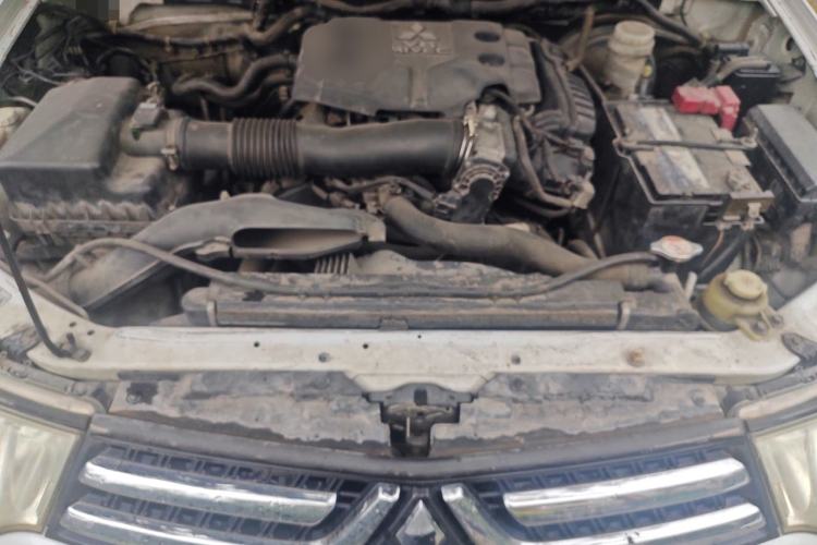 Used Mitsubishi Pajero Sport 2013 3.0L Automatic Two-Wheel Drive Luxury Edition Engine Bay