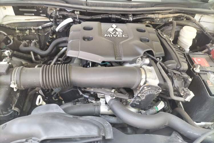 Used Mitsubishi Pajero Sport 2013 3.0L Automatic 4x4 Flagship Edition Engine Bay
