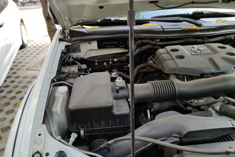 Used Mitsubishi Pajero Sport 2013 3.0L Automatic 4x4 Executive Edition Engine Bay Right