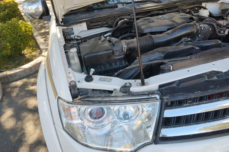 Used Mitsubishi Pajero Sport 2013 3.0L Automatic 4x4 Executive Edition Engine Bay Right