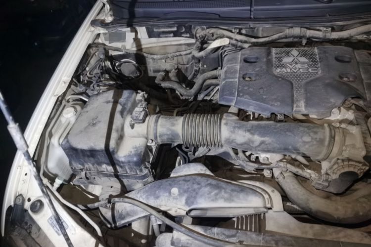 Used Mitsubishi Pajero Sport 2013 3.0L Automatic Two-Wheel Drive Luxury Edition Engine Bay Right