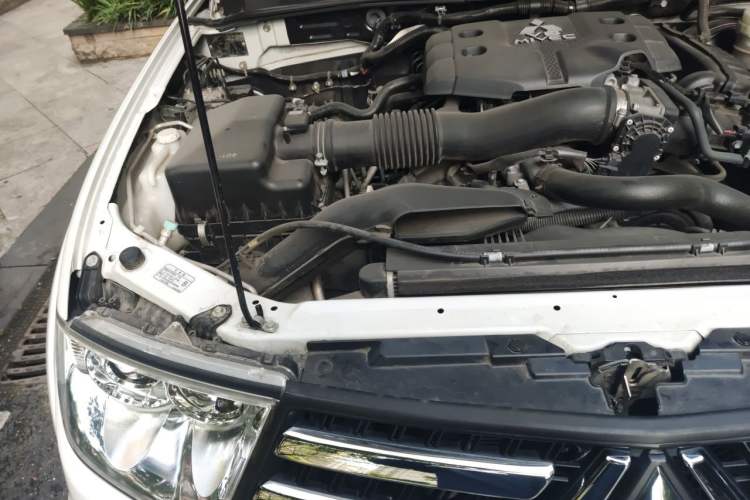 Used Mitsubishi Pajero Sport 2013 3.0L Automatic 4x4 Flagship Edition Engine Bay Right