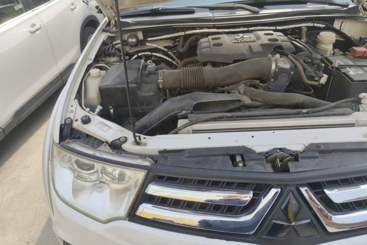 Used Mitsubishi Pajero Sport 2013 3.0L Automatic 4x4 Flagship Edition Engine Bay Right