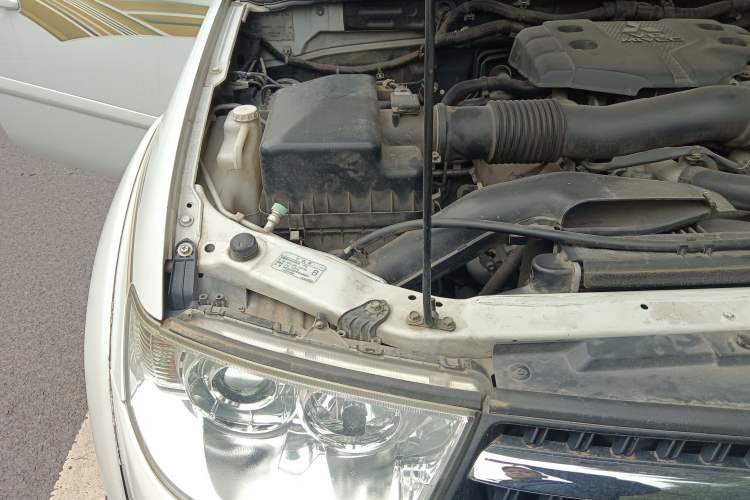 Used Mitsubishi Pajero Sport 2013 3.0L Automatic Two-Wheel Drive Luxury Edition Engine Bay Right