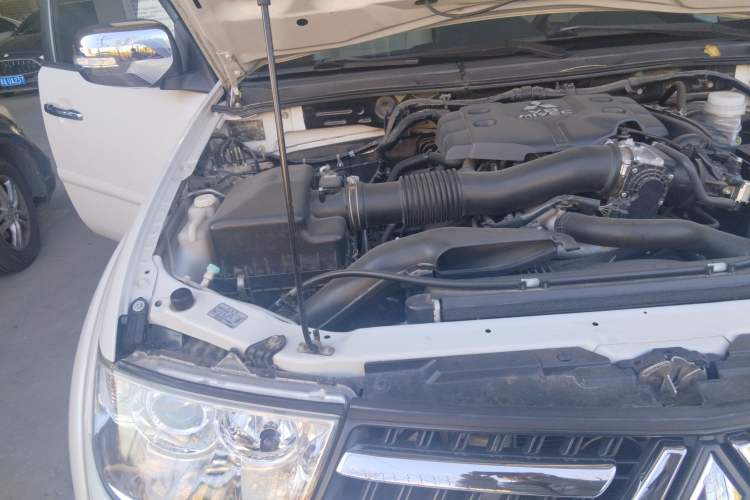 Used Mitsubishi Pajero Sport 2013 3.0L Automatic 4x4 Flagship Edition Engine Bay Right
