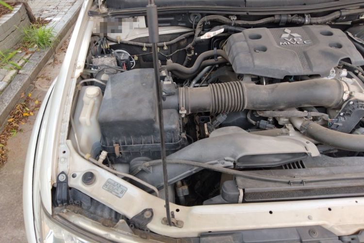 Used Mitsubishi Pajero Sport 2013 3.0L Automatic 4x4 Flagship Edition Engine Bay Right