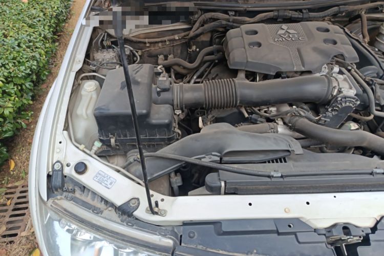 Used Mitsubishi Pajero Sport 2013 3.0L Automatic 4x4 Executive Edition Engine Bay Right