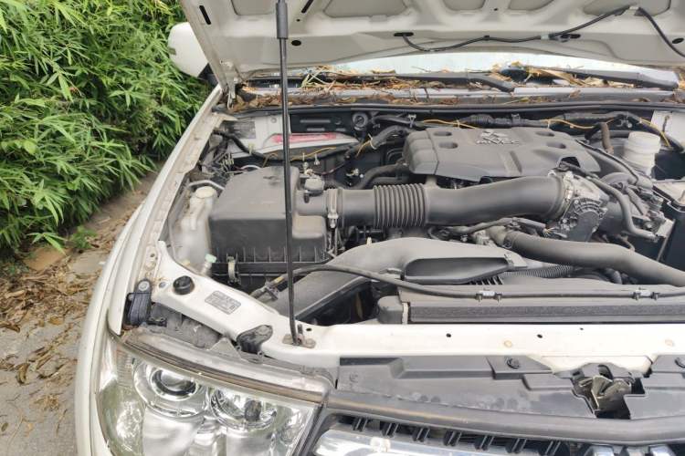 Used Mitsubishi Pajero Sport 2013 3.0L Automatic Two-Wheel Drive Luxury Edition Engine Bay Right