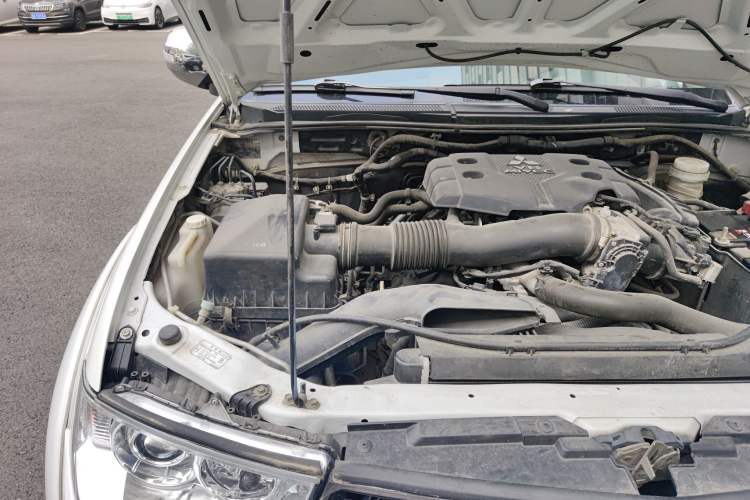 Used Mitsubishi Pajero Sport 2013 3.0L Automatic 4x4 Flagship Edition Engine Bay Right